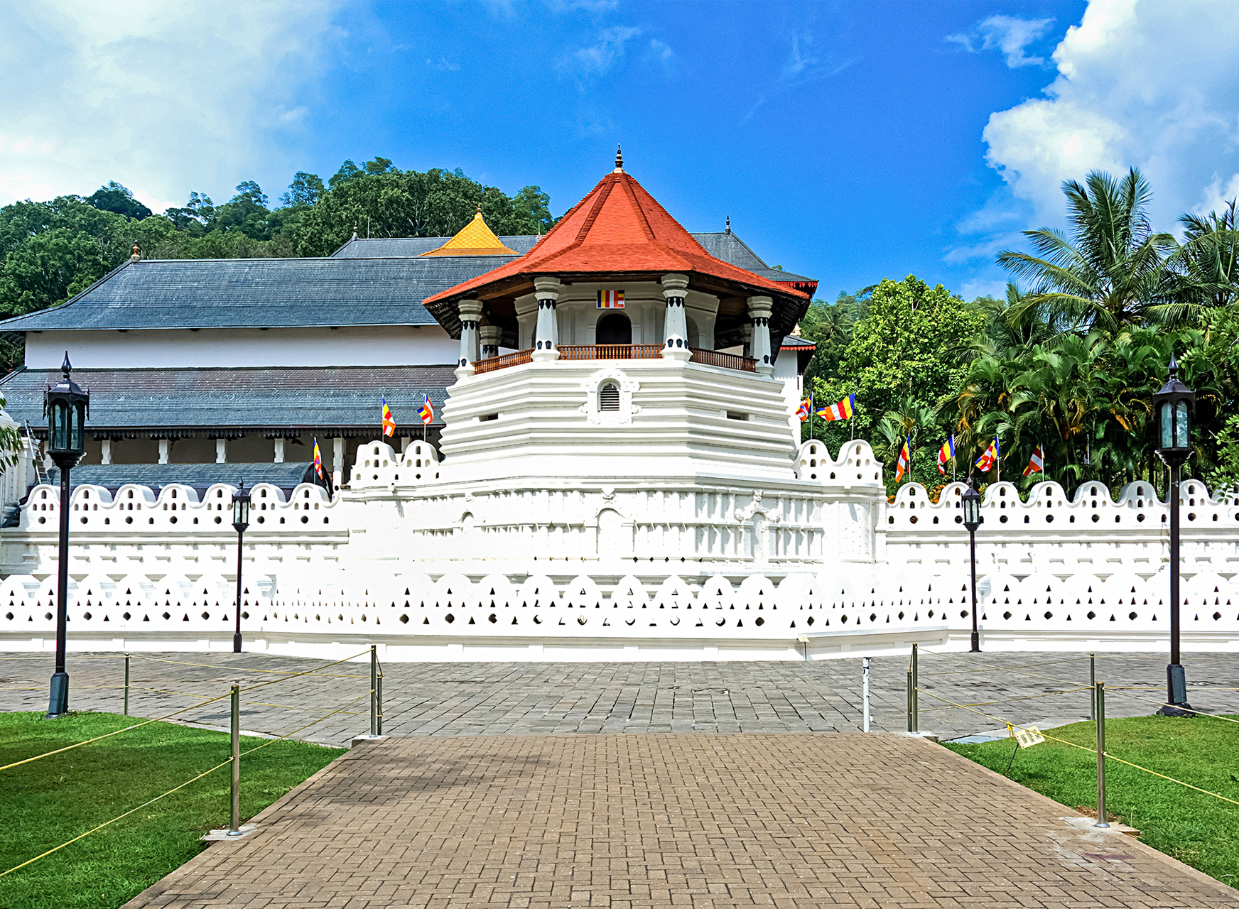 Какой год на шри ланке. Храм зуба Будды в Канди. Канди Шри Ланка. Храм зуба Будды Шри Ланка. Храм зуба Будды в Канди Шри Ланка.