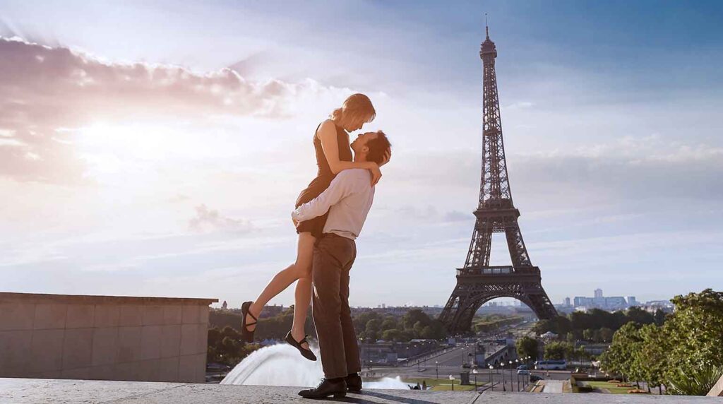 couple-at-trocadero-near-eiffel-tower