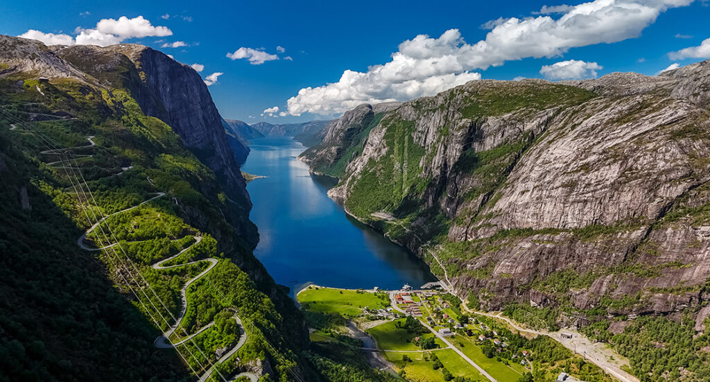 JOMO Travel - Kjerag